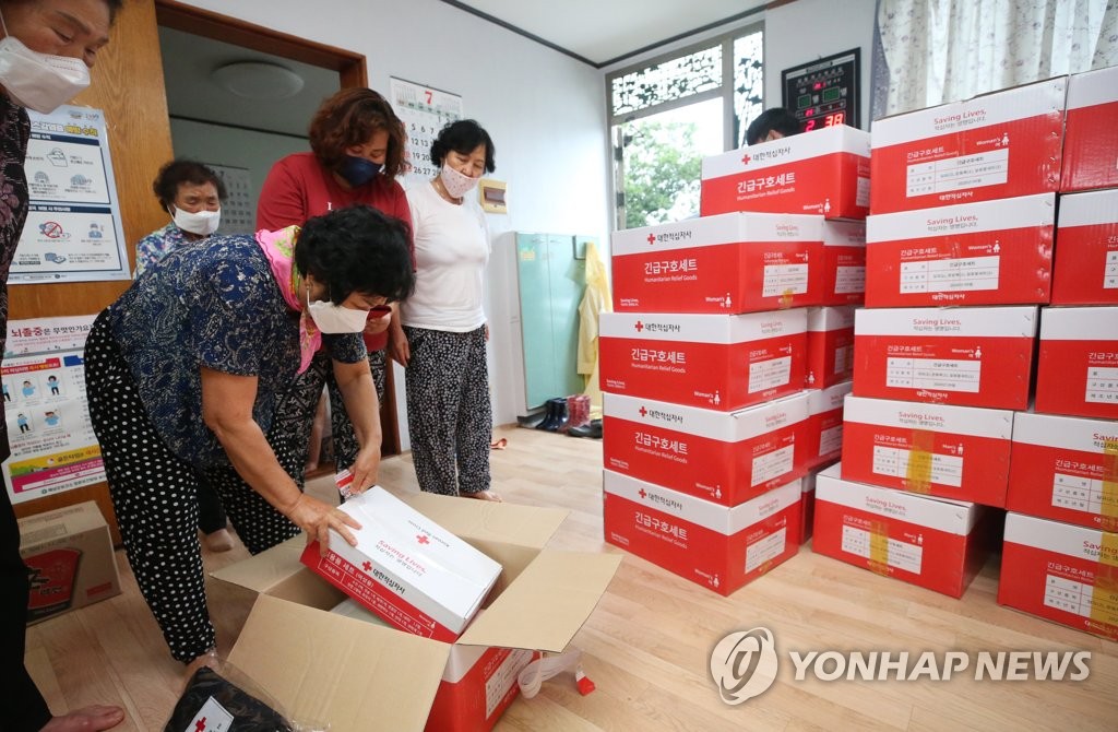 긴급 구호품 전달받는 수해 주민