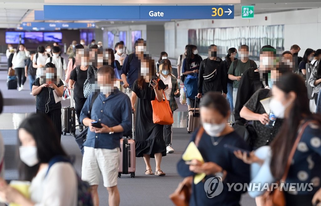 줄지어 검역대로...혼잡한 공항 검역소