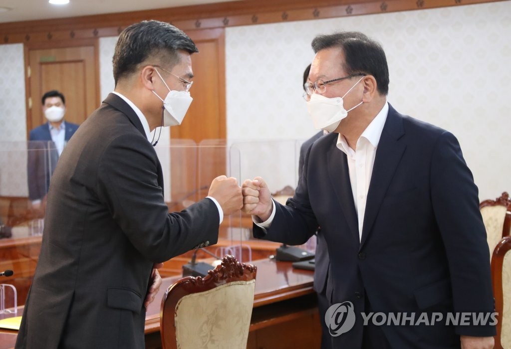 공직기강 부패방지 관계장관회의 참석하는 김부겸 총리