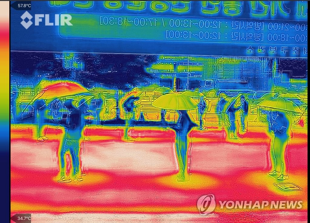 더위 속 오아시스 같은 우산의 존재