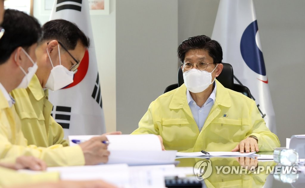 국토부 중앙사고수습본부 제7차 회의 주재하는 노형욱 장관