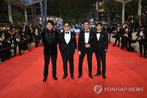 칸 영화제 레드카펫 밟는 한재림 감독과 배우들