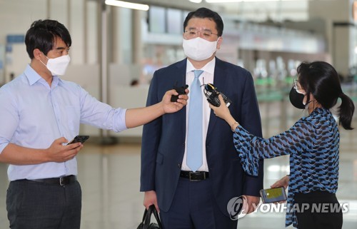 취재진 질문에 답하는 최종건 외교부 1차관