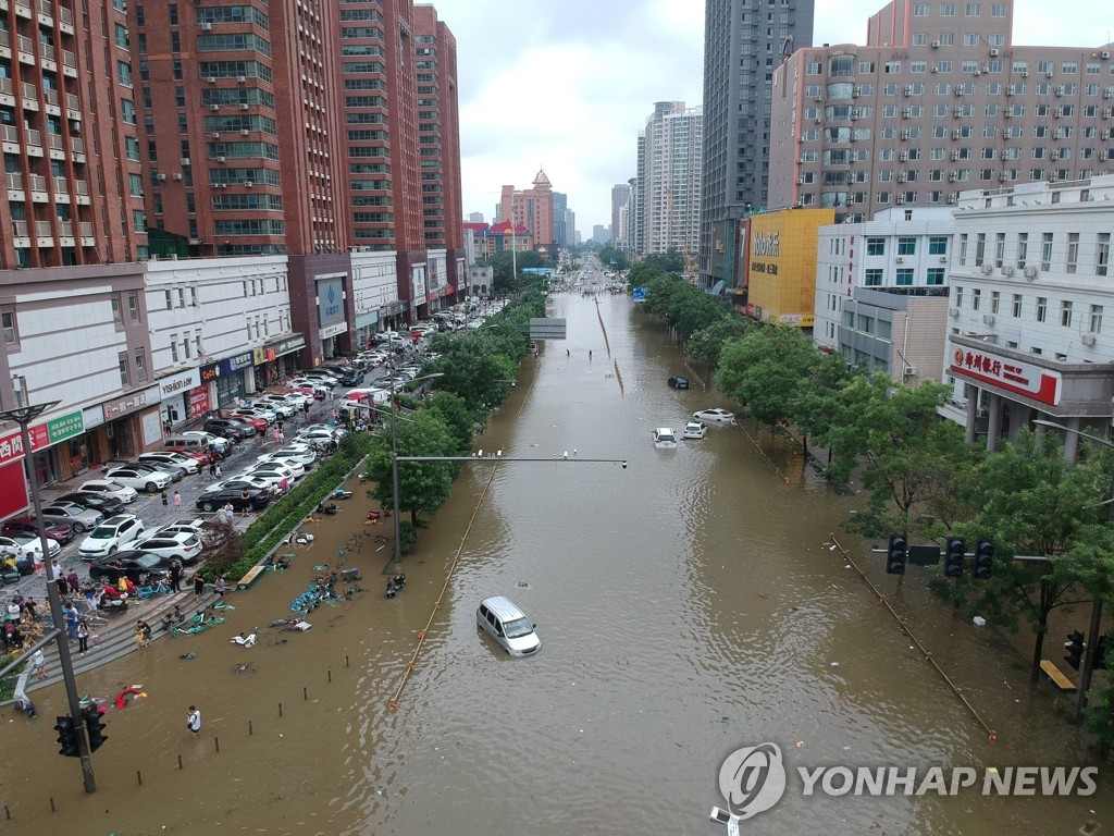 '1년치 비가 사흘만에' 폭우로 침수된 중국 정저우 시내