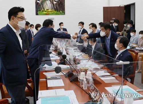 인사하는 박홍근 추경예산안 등 조정소위 위원장과 의원들