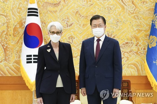 문 대통령, 셔먼 미국 국무부 부장관 접견