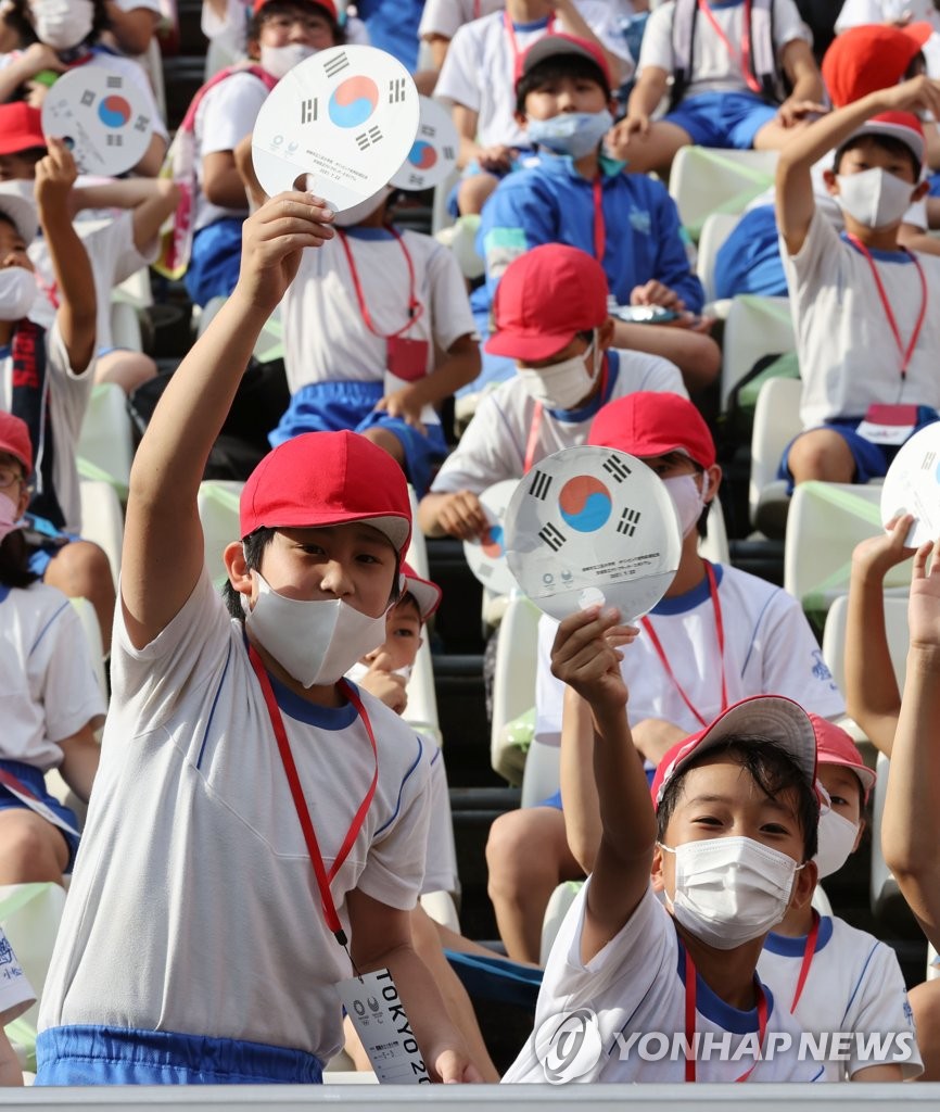 [올림픽] 한국 선수들 응원하는 일본 초등학생들