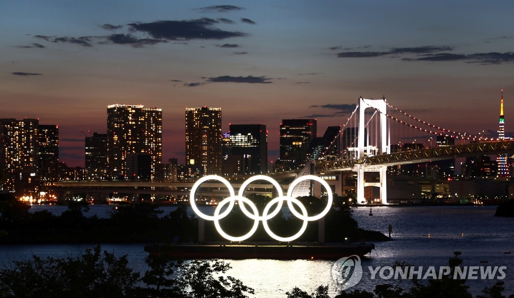 도쿄올림픽 개막 전야에 불 밝힌 오륜조형물