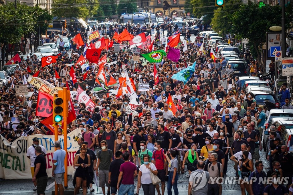 나폴리 G20 환경장관 회의 항의하는 시위대