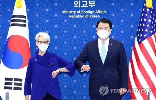 팔꿈치 인사하는 최종건 차관과 웬디 셔먼 부장관