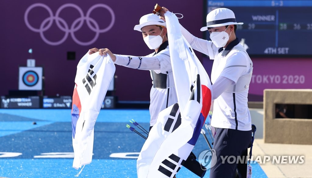 [올림픽] 금메달 김제덕-안산, 태극기 세리머니