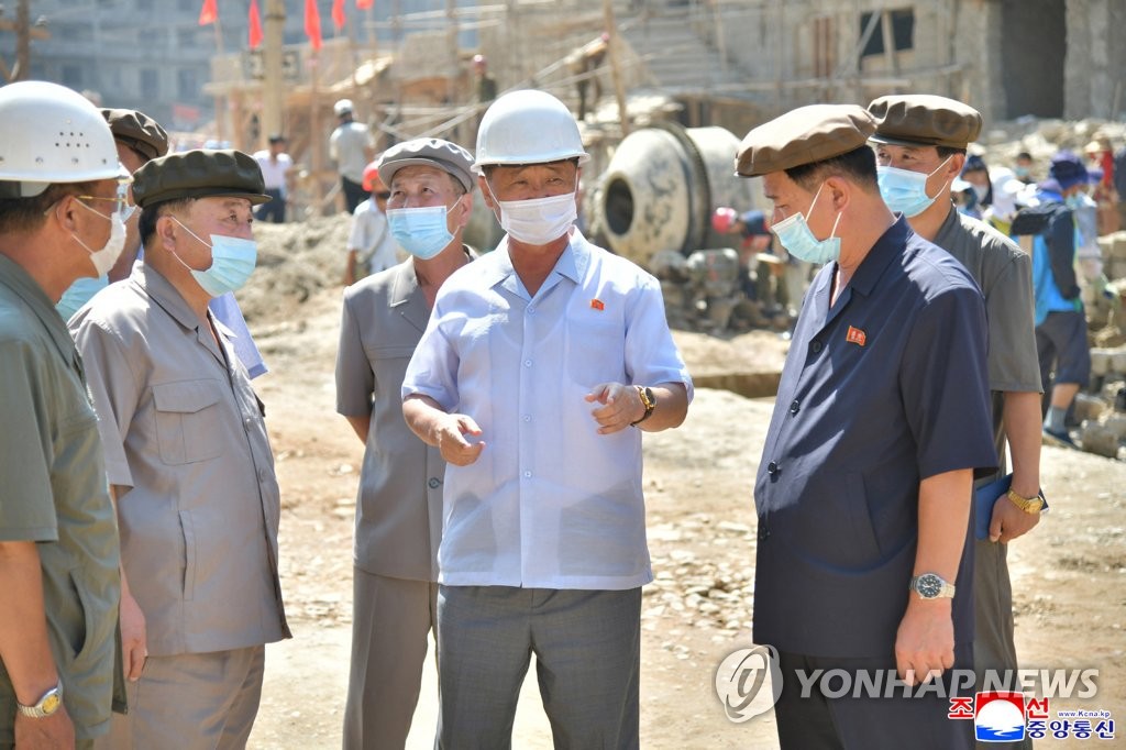 El PM de Corea del Norte inspecciona una obra de construcción de apartamentos El PM de Corea del Norte inspecciona una obra de construcción de apartamentos