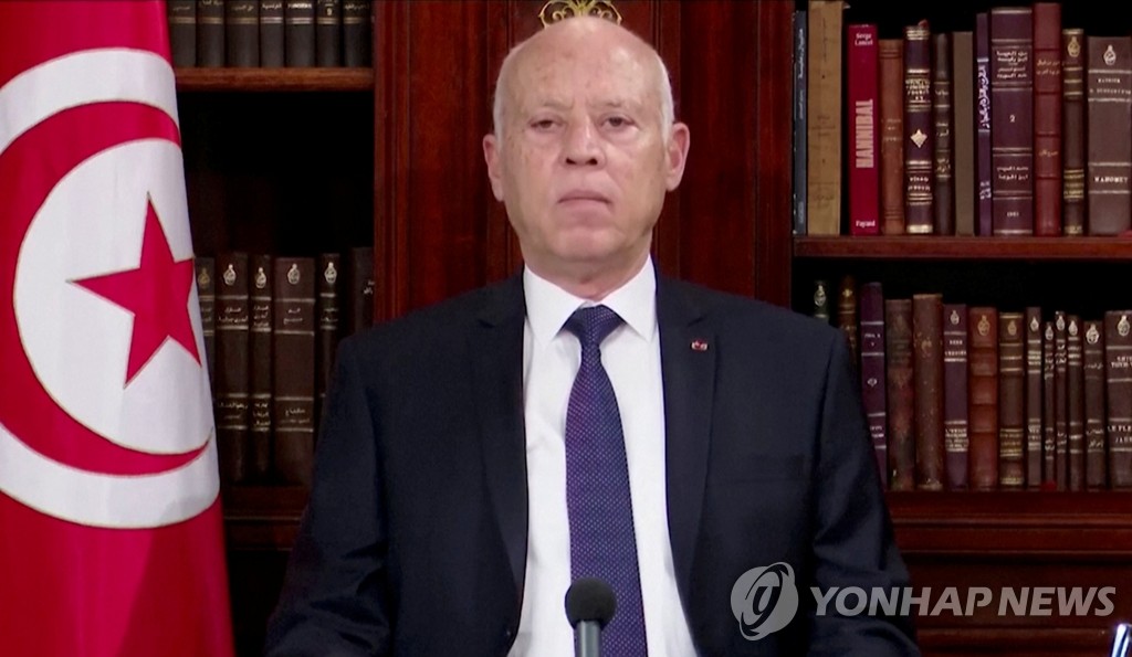 총리 해임·의회 정지 발표하는 튀니지 대통령