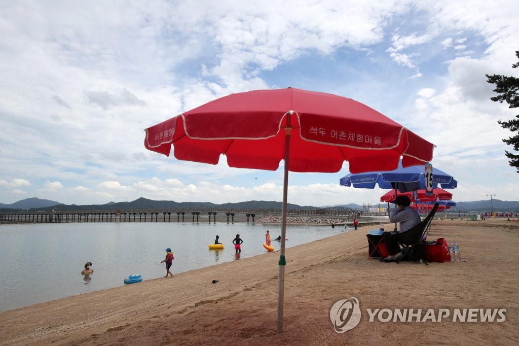 한산한 해수욕장 파라솔