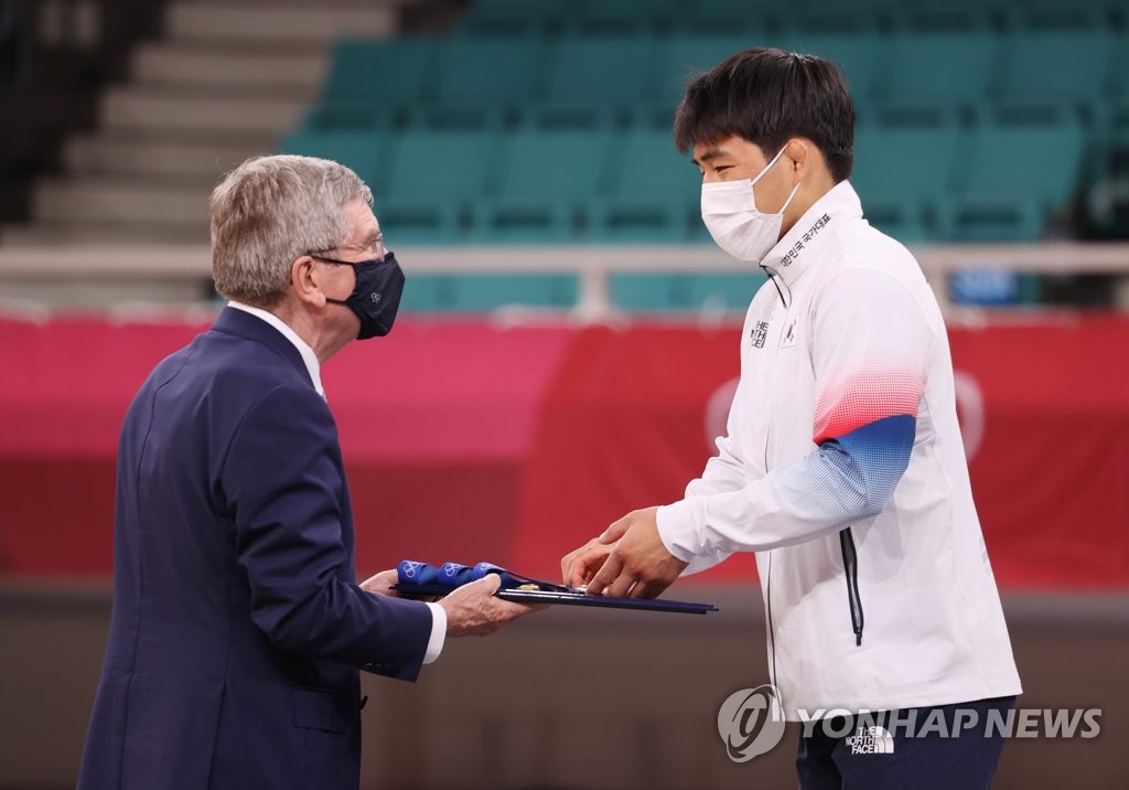 [올림픽] 바흐 IOC 위원장, 안창림 동메달 수여