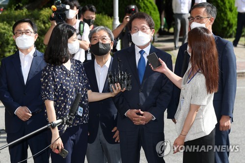 취재진 질문에 답하는 조희연