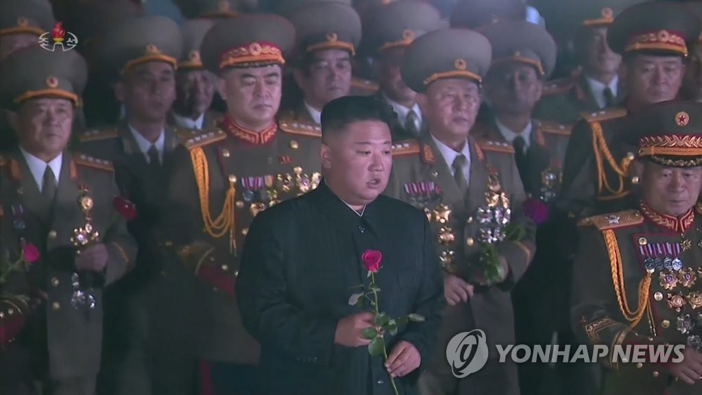 정전협정 68주년 맞아 6·25 전사자묘에 헌화하는 북한 김정은