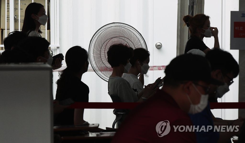 선풍기 바람으로 달래보는 더위