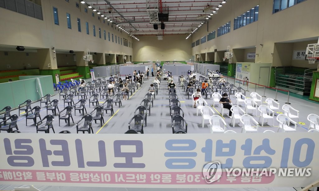 백신 1차접종 총 1천838만2천137명…인구의 35.8%