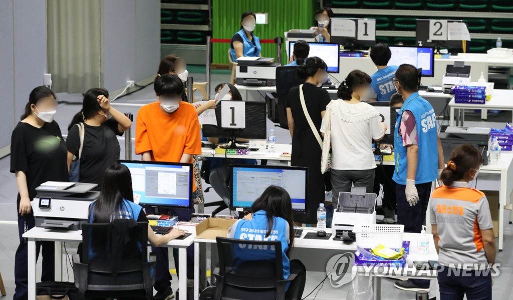 접종 확인받는 시민들