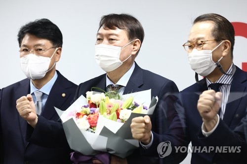 입당원서 제출하고 기념촬영하는 윤석열 대선 예비후보