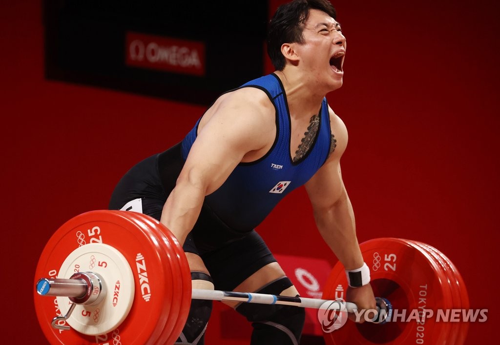 Jin Yun-seong competes in weightlifting Jin Yun-seong competes in weightlifting