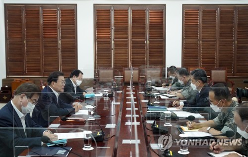 군 주요 지휘관 보고 회의 주재하는 문 대통령