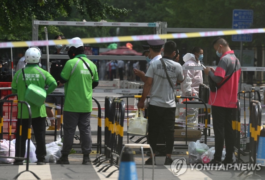 코로나19 확진자 나와 봉쇄된 중국 베이징 주택단지