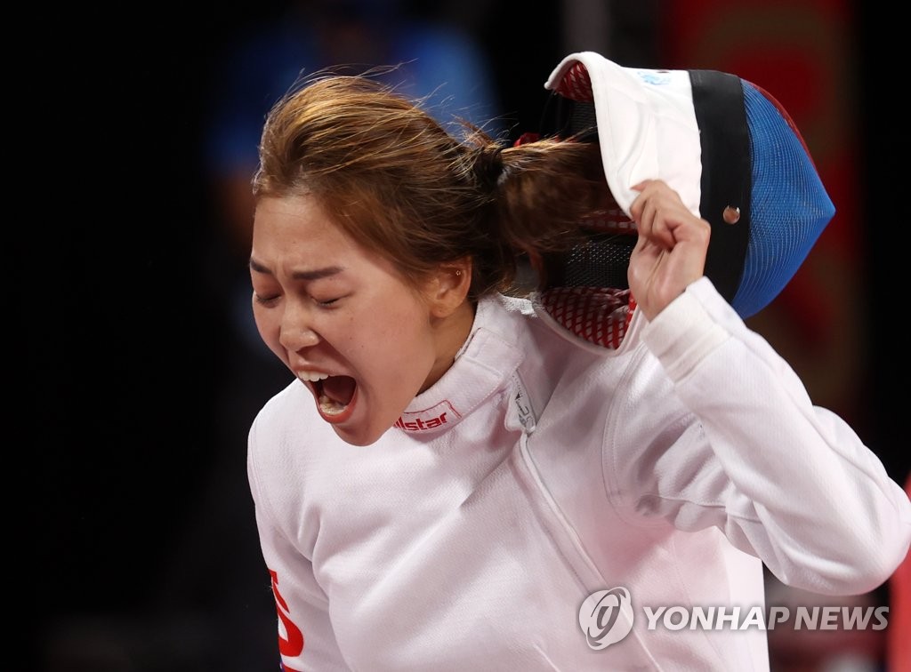 Kim Se-hee of South Korea celebrates her point against Anna Maliszewska of Poland during the fencing ranking round for the women's modern pentathlon at the Tokyo Olympics at Musashino Forest Sport Plaza in Tokyo on Aug. 5, 2021. (Yonhap)