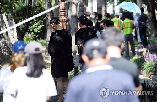 선별검사소에서 기다리는 시민들
