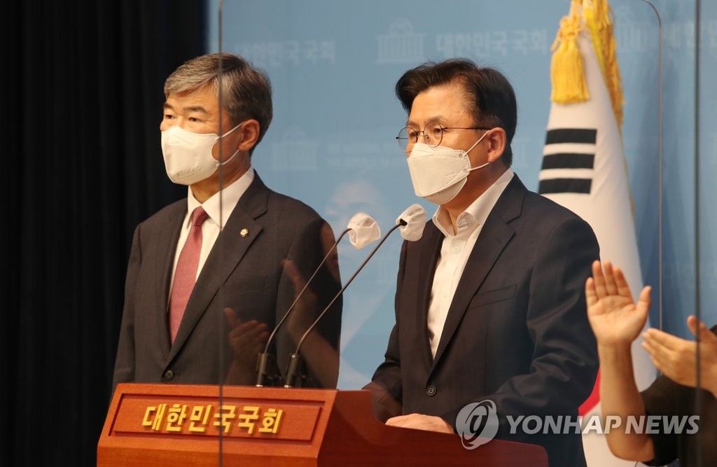 청주지역 활동가 간첩 혐의 사건 관련 입장문 발표하는 황교안 예비후보