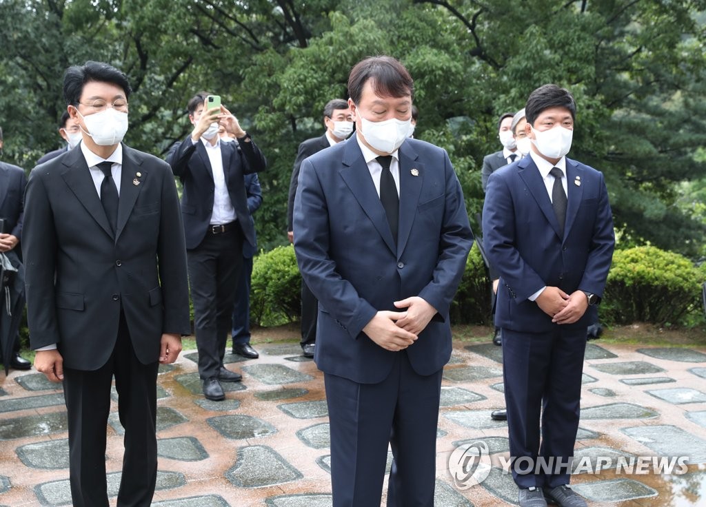 김대중 전 대통령 묘역 참배하는 국민의힘 윤석열 예비후보
