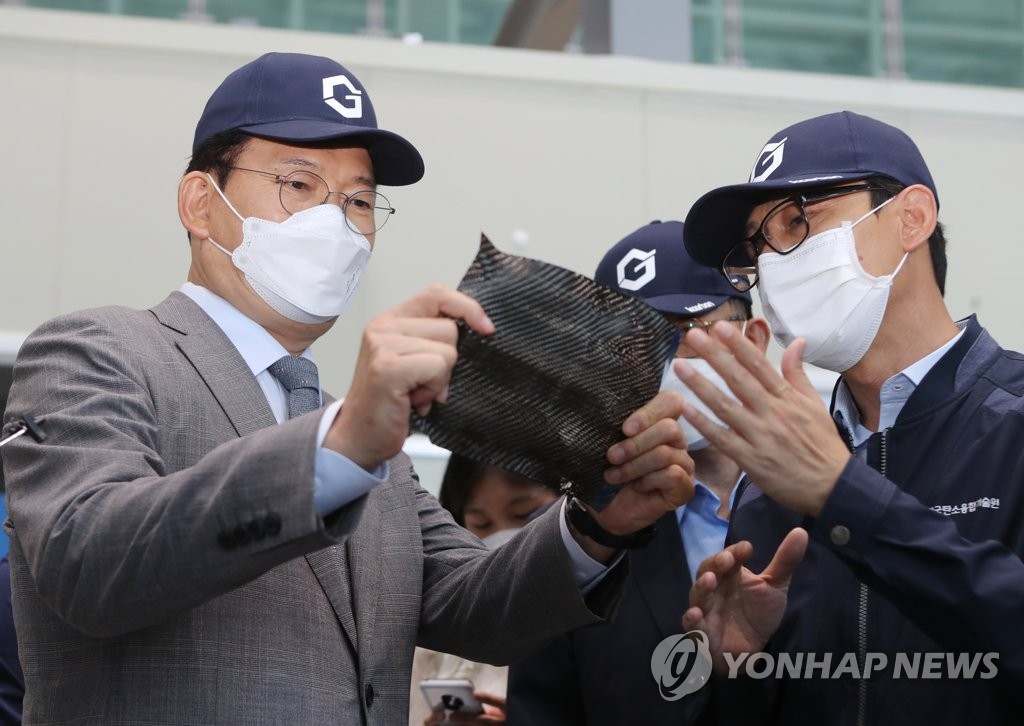 탄소 제품 만져보는 민주당 송영길 대표