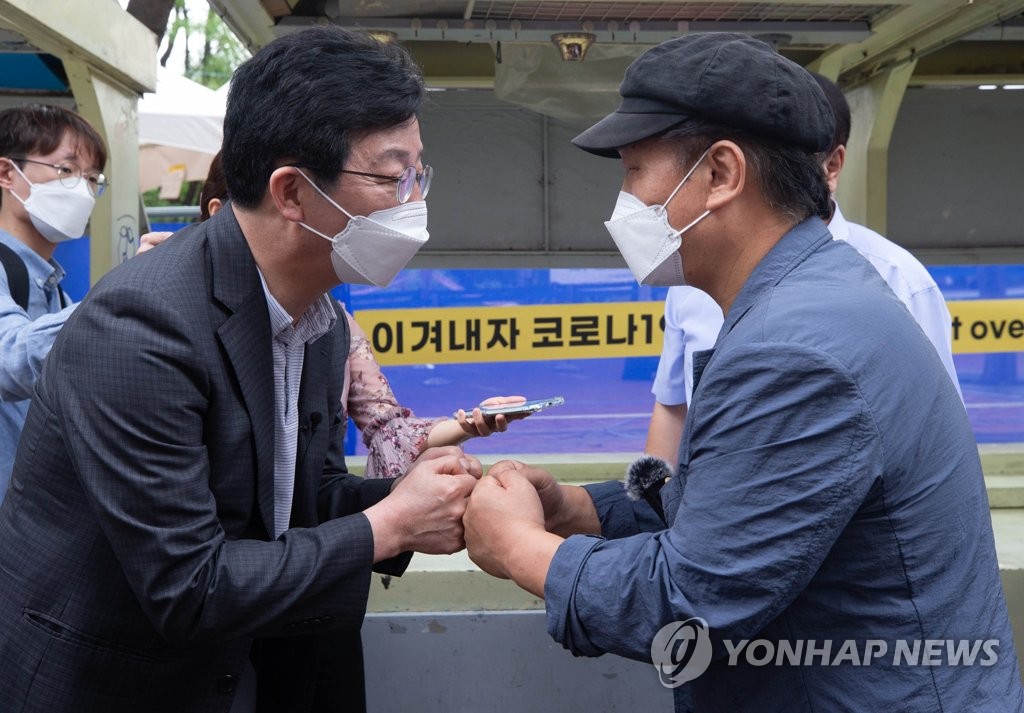 홍대거리 상가 찾은 유승민