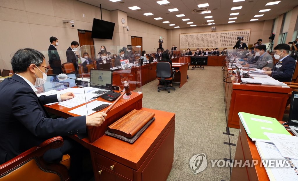 법사위 개의하는 박주민 위원장 직무대리