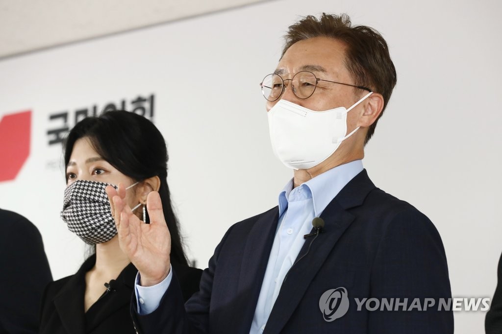 '청년ㆍ 일자리ㆍ 미래 국민 의견' 소개하는 최재형 대선 예비 후보