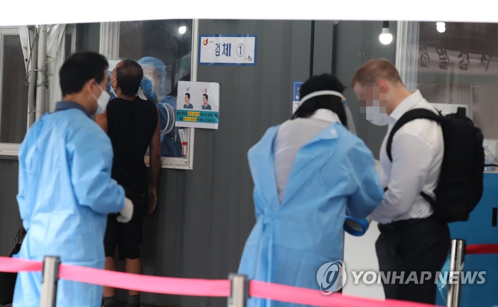 검사 안내하는 의료진