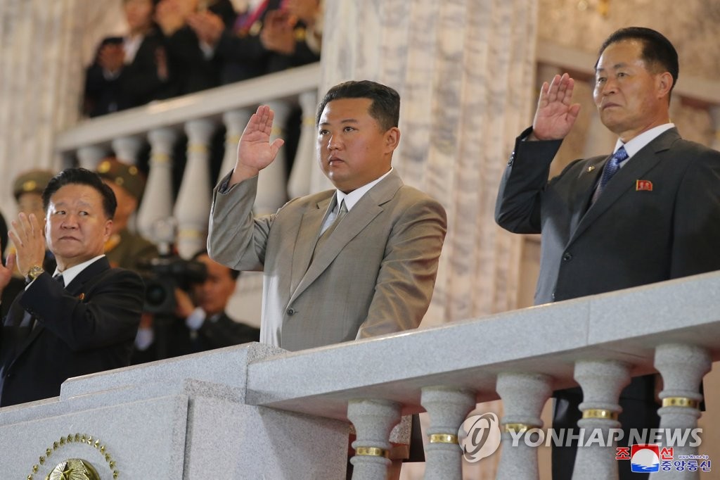 북한, 예비군·경찰 열병식…김정은 참석·전략무기 등장 안해 