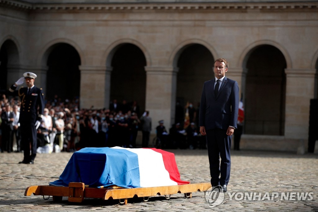 명배우 장폴 벨몽도 추모하는 마크롱 프랑스 대통령