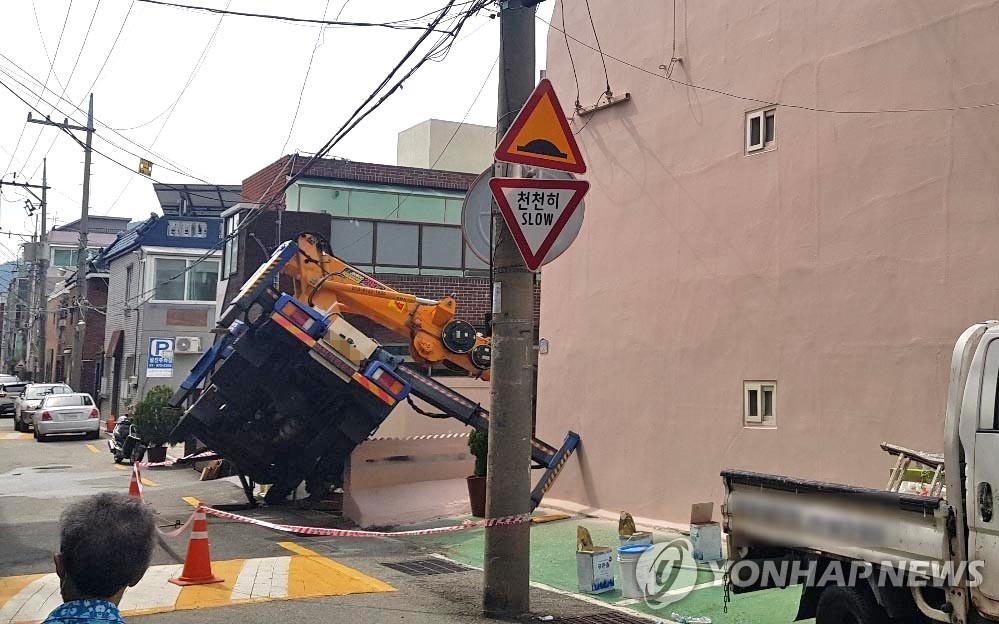부산서 이동식 크레인 넘어져 작업자 1명 부상