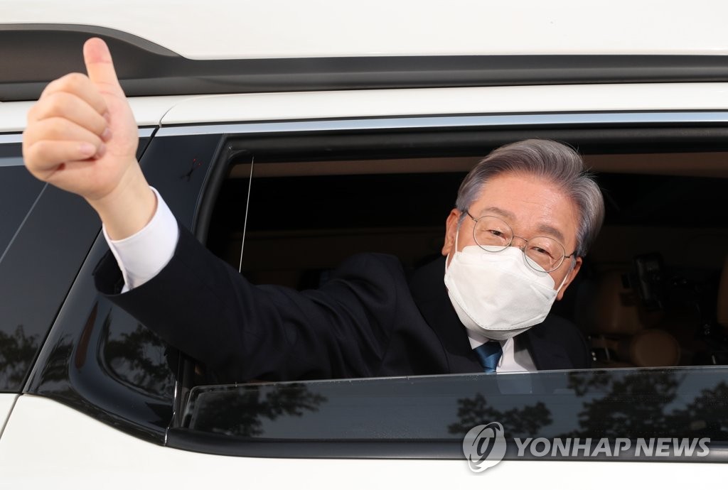지지자에게 감사 인사하는 이재명