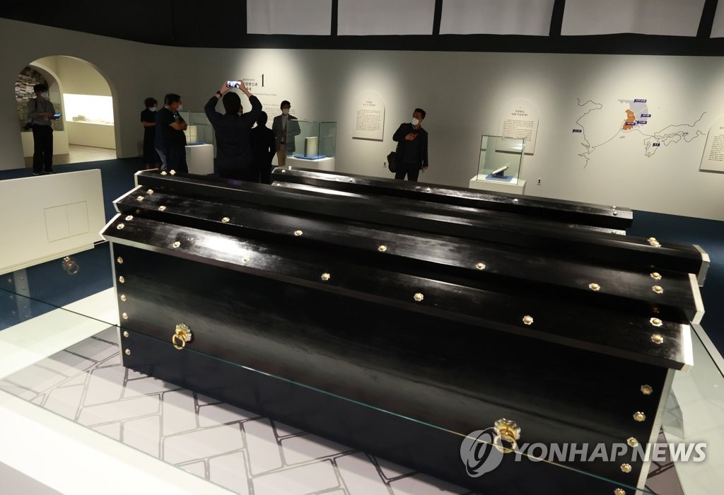 전시된 목관 재현품