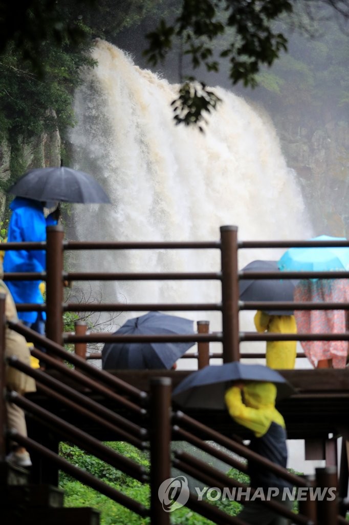 태풍 '찬투' 북상…한라산에 폭우
