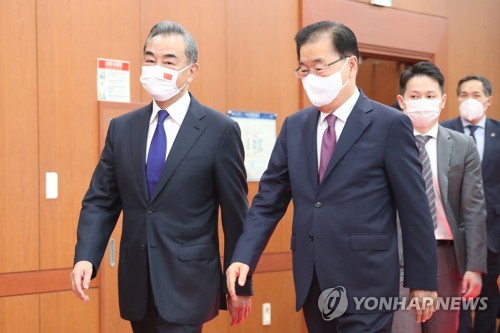 회담장 들어서는 한중 외교장관