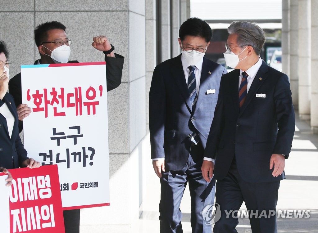 피켓시위 중인 국민의힘 의원들과 인사하는 이재명