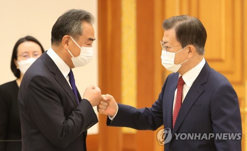 왕이 외교부장과 인사하는 문재인 대통령