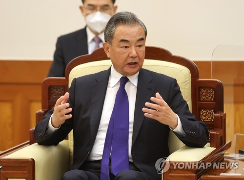 인사말 하는 왕이 외교부장