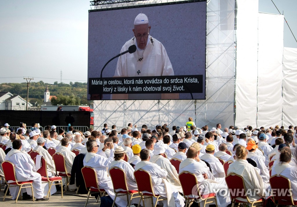 슬로바키아서 야외 미사 집전하는 프란치스코 교황