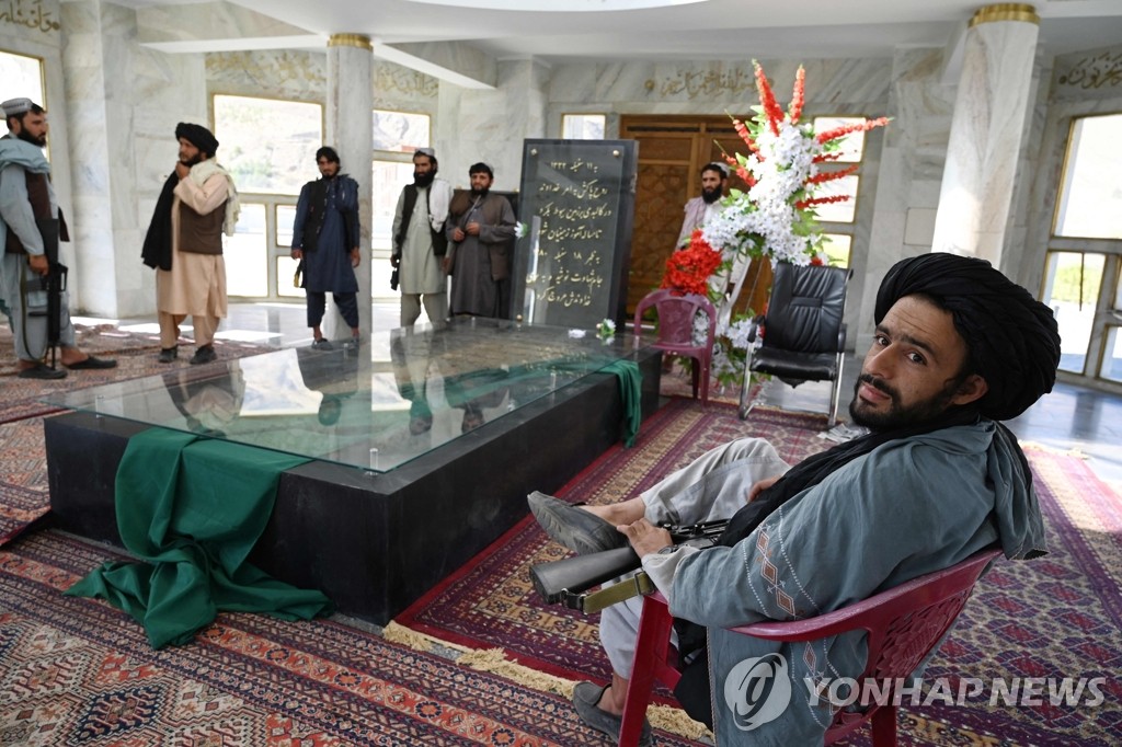 아프간 저항군 영웅 묘역 안에 들어간 탈레반 대원들