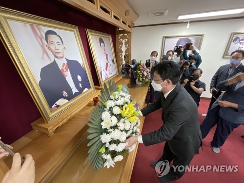 박정희 생가에서 헌화하는 유승민